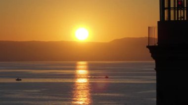 Geceleri Chania kasabası, Deniz feneri, İHA çekimi, Girit, Yunanistan, Chania 'nın muhteşem deniz feneri, Güzel Eski Şehir, Yunanistan ve en güzel manzaralı yerleri ile havadan görünüşü - eski güzel kasaba manzarası 