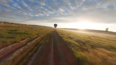 Sıcak hava balonları açık havada insanlarla birlikte. Hava manzaralı arka planda renkli balonlar. Yaz tatili. Sıcak hava balonu sabah uçuyor..