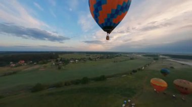 Kyiv, Ukrayna - 05.23.2021: İnsanlarla açık havada sıcak hava balonları. Hava manzaralı arka planda renkli balonlar. Yaz tatili. Sıcak hava balonu sabah uçuyor..