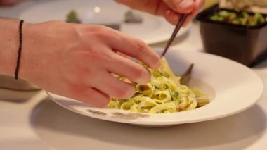 Yemek, yemek ve yaratıcılık için restoranın mutfağında ciddi bir yemek. Erkek çalışan, profesyonel ve aşçılık, konukseverlik ve yemek servisi yapan bir aşçı.