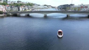 Sonbaharda Kristiansand, Norveç 'teki binaların hava manzarası.. 