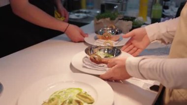 Yemek, yemek ve yaratıcılık için restoranın mutfağında ciddi bir yemek. Erkek çalışan, profesyonel ve aşçılık, konukseverlik ve yemek servisi yapan bir aşçı.