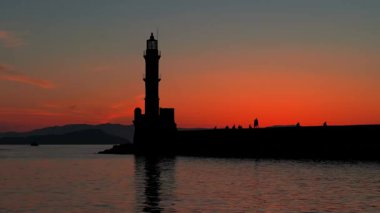 Geceleri Chania kasabası, Deniz feneri, İHA çekimi, Girit, Yunanistan, Chania 'nın muhteşem deniz feneri, Güzel Eski Şehir, Yunanistan ve en güzel manzaralı yerleri ile havadan görünüşü - eski güzel kasaba manzarası 