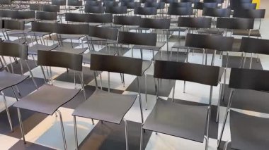 İş toplantısı odası, boş odalarda sandalyeler, büyük bir konferans salonunda boş sandalyeler, katılımcıları bekleyen..