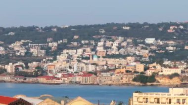 Güzel Eski şehir, Yunanistan ve en güzel manzaralı yerler - eski Chania kentinin manzaralı manzarası. Girit adası, eski Venedik limanı ve deniz fenerinin panoramik mavi saat, Seyahat Konseptleri