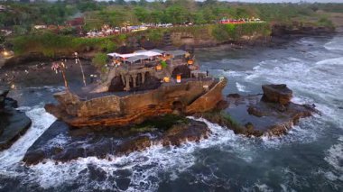 Tanah Lot, Ubud 'da Altın Saat: Bali Günbatımı Cenneti, Tanah Lot' un hava manzarası Bali, Endonezya 'daki ünlü Hindu tapınağı, Endonezya, Bali' deki Tanah Lot tapınağının panoramik manzarası, 