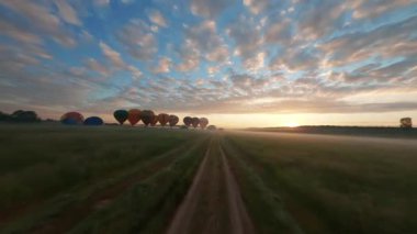 Kyiv, Ukrayna - 05.23.2021: İnsanlarla açık havada sıcak hava balonları. Hava manzaralı arka planda renkli balonlar. Yaz tatili. Sıcak hava balonu sabah uçuyor..