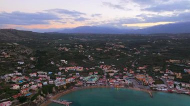 Girit adasındaki gökyüzü manzarası masmavi suyla, Yunanistan, Avrupa, Girit 'in güneyinde güzel, egzotik bir ada, inanılmaz Altın Sahili, adanın en güzel ve en iyi plajları