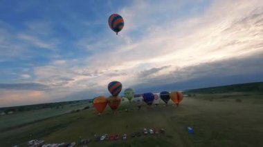 Kyiv, Ukrayna - 05.23.2021: İnsanlarla açık havada sıcak hava balonları. Hava manzaralı arka planda renkli balonlar. Yaz tatili. Sıcak hava balonu sabah uçuyor..