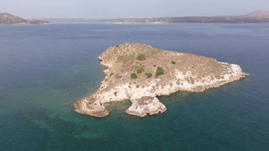 Girit adasındaki gökyüzü manzarası masmavi suyla, Yunanistan, Avrupa, Girit 'in güneyinde güzel, egzotik bir ada, inanılmaz Altın Sahili, adanın en güzel ve en iyi plajları