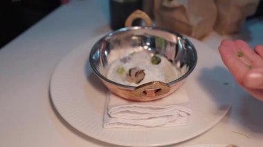 Yemek, yemek ve yaratıcılık için restoranın mutfağında ciddi bir yemek. Erkek çalışan, profesyonel ve aşçılık, konukseverlik ve yemek servisi yapan bir aşçı.