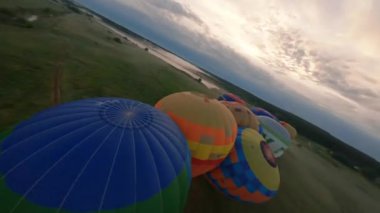 Kyiv, Ukrayna - 05.23.2021: İnsanlarla açık havada sıcak hava balonları. Hava manzaralı arka planda renkli balonlar. Yaz tatili. Sıcak hava balonu sabah uçuyor..