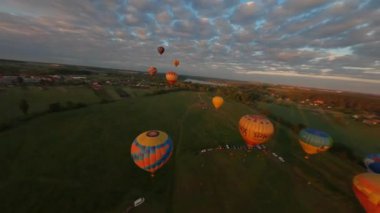 Kyiv, Ukrayna - 05.23.2021: İnsanlarla açık havada sıcak hava balonları. Hava manzaralı arka planda renkli balonlar. Yaz tatili. Sıcak hava balonu sabah uçuyor..
