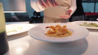 Yemek, yemek ve yaratıcılık için restoranın mutfağında ciddi bir yemek. Erkek çalışan, profesyonel ve aşçılık, konukseverlik ve yemek servisi yapan bir aşçı.