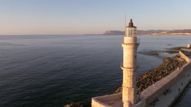  Chania 'nın muhteşem deniz feneri, cami, Venedik tersaneleri Girit, Yunanistan. Deniz fenerine dalgalar çarpıyor, Güzel Yunanistan ve en güzel manzaralı yerler - panorama