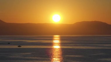 Geceleri Chania kasabası, Deniz feneri, İHA çekimi, Girit, Yunanistan, Chania 'nın muhteşem deniz feneri, Güzel Eski Şehir, Yunanistan ve en güzel manzaralı yerleri ile havadan görünüşü - eski güzel kasaba manzarası 