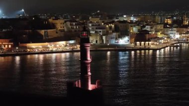 Geceleri Chania kasabası, Deniz feneri, İHA çekimi, Girit, Yunanistan, Chania 'nın muhteşem deniz feneri, Güzel Eski Şehir, Yunanistan ve en güzel manzaralı yerleri ile havadan görünüşü - eski güzel kasaba manzarası 