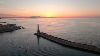 Geceleri Chania kasabası, Deniz feneri, İHA çekimi, Girit, Yunanistan, Chania 'nın muhteşem deniz feneri, Güzel Eski Şehir, Yunanistan ve en güzel manzaralı yerleri ile havadan görünüşü - eski güzel kasaba manzarası 
