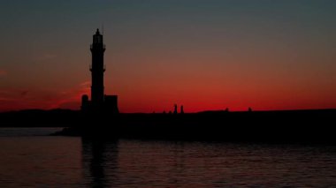 Geceleri Chania kasabası, Deniz feneri, İHA çekimi, Girit, Yunanistan, Chania 'nın muhteşem deniz feneri, Güzel Eski Şehir, Yunanistan ve en güzel manzaralı yerleri ile havadan görünüşü - eski güzel kasaba manzarası 