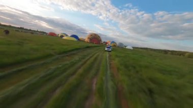 Kyiv, Ukrayna - 05.23.2021: İnsanlarla açık havada sıcak hava balonları. Hava manzaralı arka planda renkli balonlar. Yaz tatili. Sıcak hava balonu sabah uçuyor..