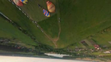 Kyiv, Ukrayna - 05.23.2021: İnsanlarla açık havada sıcak hava balonları. Hava manzaralı arka planda renkli balonlar. Yaz tatili. Sıcak hava balonu sabah uçuyor..