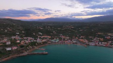 Girit adasındaki gökyüzü manzarası masmavi suyla, Yunanistan, Avrupa, Girit 'in güneyinde güzel, egzotik bir ada, inanılmaz Altın Sahili, adanın en güzel ve en iyi plajları