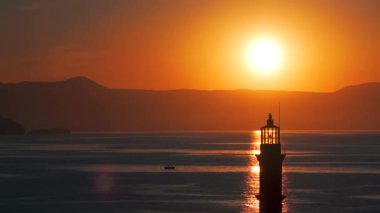 Geceleri Chania kasabası, Deniz feneri, İHA çekimi, Girit, Yunanistan, Chania 'nın muhteşem deniz feneri, Güzel Eski Şehir, Yunanistan ve en güzel manzaralı yerleri ile havadan görünüşü - eski güzel kasaba manzarası 
