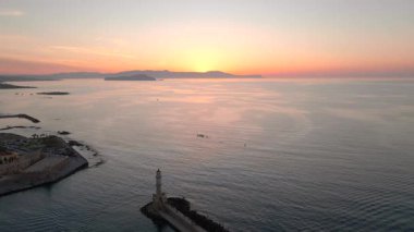 Geceleri Chania kasabası, Deniz feneri, İHA çekimi, Girit, Yunanistan, Chania 'nın muhteşem deniz feneri, Güzel Eski Şehir, Yunanistan ve en güzel manzaralı yerleri ile havadan görünüşü - eski güzel kasaba manzarası 