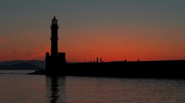 Geceleri Chania kasabası, Deniz feneri, İHA çekimi, Girit, Yunanistan, Chania 'nın muhteşem deniz feneri, Güzel Eski Şehir, Yunanistan ve en güzel manzaralı yerleri ile havadan görünüşü - eski güzel kasaba manzarası 