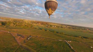 Kyiv, Ukrayna - 05.23.2021: İnsanlarla açık havada sıcak hava balonları. Hava manzaralı arka planda renkli balonlar. Yaz tatili. Sıcak hava balonu sabah uçuyor..