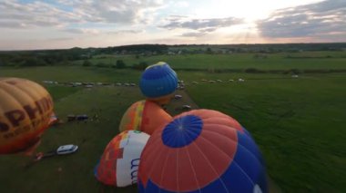 Kyiv, Ukrayna - 05.23.2021: İnsanlarla açık havada sıcak hava balonları. Hava manzaralı arka planda renkli balonlar. Yaz tatili. Sıcak hava balonu sabah uçuyor..