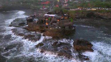 Tanah Lot, Ubud 'da Altın Saat: Bali Günbatımı Cenneti, Tanah Lot' un hava manzarası Bali, Endonezya 'daki ünlü Hindu tapınağı, Endonezya, Bali' deki Tanah Lot tapınağının panoramik manzarası, 