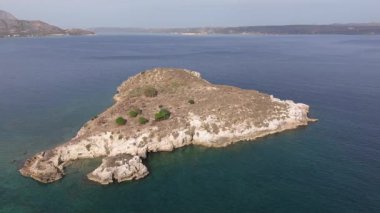 Girit adasındaki gökyüzü manzarası masmavi suyla, Yunanistan, Avrupa, Girit 'in güneyinde güzel, egzotik bir ada, inanılmaz Altın Sahili, adanın en güzel ve en iyi plajları