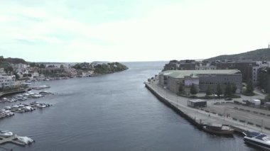 Sonbaharda Kristiansand, Norveç 'teki binaların hava manzarası.. 