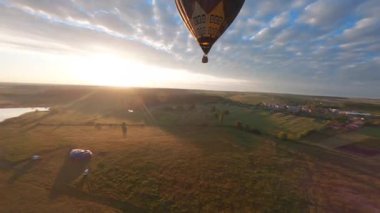 Kyiv, Ukrayna - 05.23.2021: İnsanlarla açık havada sıcak hava balonları. Hava manzaralı arka planda renkli balonlar. Yaz tatili. Sıcak hava balonu sabah uçuyor..