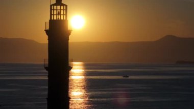 Geceleri Chania kasabası, Deniz feneri, İHA çekimi, Girit, Yunanistan, Chania 'nın muhteşem deniz feneri, Güzel Eski Şehir, Yunanistan ve en güzel manzaralı yerleri ile havadan görünüşü - eski güzel kasaba manzarası 
