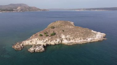 Girit adasındaki gökyüzü manzarası masmavi suyla, Yunanistan, Avrupa, Girit 'in güneyinde güzel, egzotik bir ada, inanılmaz Altın Sahili, adanın en güzel ve en iyi plajları