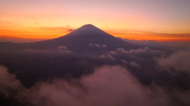En bilinen manzaralardan birinde Bali adası, Agung volkanı, efsaneye göre Bali Endonezya, Rice Terraces ve Agung volkanı üzerinde yaşayan ruhlar. 