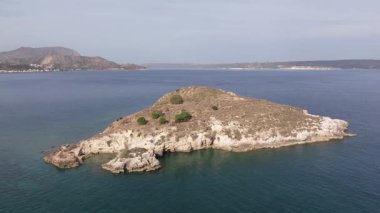 Girit adasındaki gökyüzü manzarası masmavi suyla, Yunanistan, Avrupa, Girit 'in güneyinde güzel, egzotik bir ada, inanılmaz Altın Sahili, adanın en güzel ve en iyi plajları