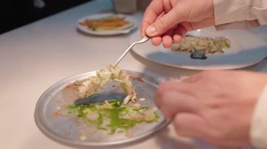 Yemek, yemek ve yaratıcılık için restoranın mutfağında ciddi bir yemek. Erkek çalışan, profesyonel ve aşçılık, konukseverlik ve yemek servisi yapan bir aşçı.