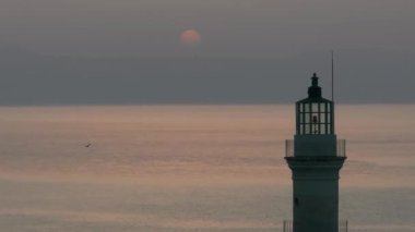 Geceleri Chania kasabası, Deniz feneri, İHA çekimi, Girit, Yunanistan, Chania 'nın muhteşem deniz feneri, Güzel Eski Şehir, Yunanistan ve en güzel manzaralı yerleri ile havadan görünüşü - eski güzel kasaba manzarası 