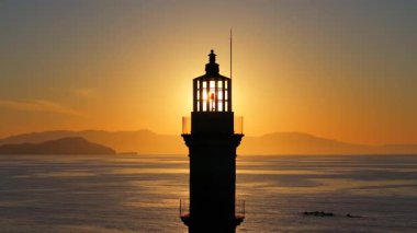 Geceleri Chania kasabası, Deniz feneri, İHA çekimi, Girit, Yunanistan, Chania 'nın muhteşem deniz feneri, Güzel Eski Şehir, Yunanistan ve en güzel manzaralı yerleri ile havadan görünüşü - eski güzel kasaba manzarası 