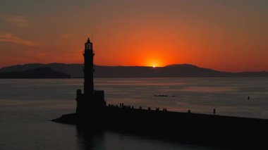 Geceleri Chania kasabası, Deniz feneri, İHA çekimi, Girit, Yunanistan, Chania 'nın muhteşem deniz feneri, Güzel Eski Şehir, Yunanistan ve en güzel manzaralı yerleri ile havadan görünüşü - eski güzel kasaba manzarası 