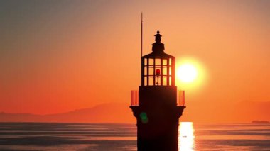 Geceleri Chania kasabası, Deniz feneri, İHA çekimi, Girit, Yunanistan, Chania 'nın muhteşem deniz feneri, Güzel Eski Şehir, Yunanistan ve en güzel manzaralı yerleri ile havadan görünüşü - eski güzel kasaba manzarası 