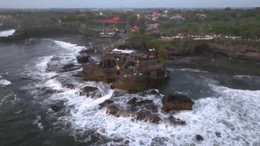 Tanah Lot, Ubud 'da Altın Saat: Bali Günbatımı Cenneti, Tanah Lot' un hava manzarası Bali, Endonezya 'daki ünlü Hindu tapınağı, Endonezya, Bali' deki Tanah Lot tapınağının panoramik manzarası, 