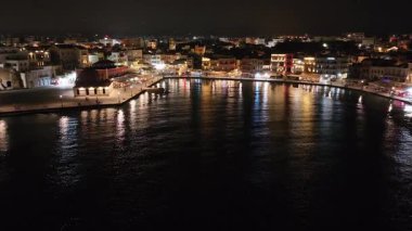 Geceleri Chania kasabası, Deniz feneri, İHA çekimi, Girit, Yunanistan, Chania 'nın muhteşem deniz feneri, Güzel Eski Şehir, Yunanistan ve en güzel manzaralı yerleri ile havadan görünüşü - eski güzel kasaba manzarası 