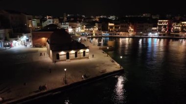 Geceleri Chania kasabası, Deniz feneri, İHA çekimi, Girit, Yunanistan, Chania 'nın muhteşem deniz feneri, Güzel Eski Şehir, Yunanistan ve en güzel manzaralı yerleri ile havadan görünüşü - eski güzel kasaba manzarası 