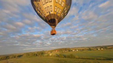 Kyiv, Ukrayna - 05.23.2021: İnsanlarla açık havada sıcak hava balonları. Hava manzaralı arka planda renkli balonlar. Yaz tatili. Sıcak hava balonu sabah uçuyor..