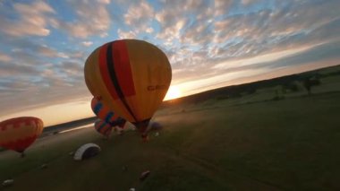 Kyiv, Ukrayna - 05.23.2021: İnsanlarla açık havada sıcak hava balonları. Hava manzaralı arka planda renkli balonlar. Yaz tatili. Sıcak hava balonu sabah uçuyor..