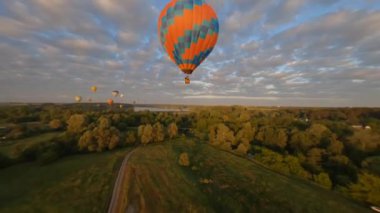 Kyiv, Ukrayna - 05.23.2021: İnsanlarla açık havada sıcak hava balonları. Hava manzaralı arka planda renkli balonlar. Yaz tatili. Sıcak hava balonu sabah uçuyor..